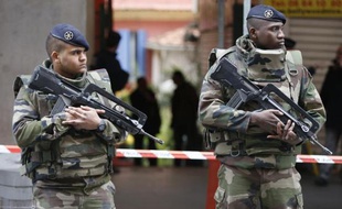 Des militaires montent la garde à Nice dans le cadre de Vigipirate le 3 février 2014