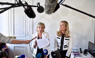 Janine Bonaggiunta (L) and Nathalie Tomasini (R),
les avocates de Jacqueline Sauvage lors d'une conférence de presse le 12 août 2016 à Paris.
ALAIN JOCARD/AFP