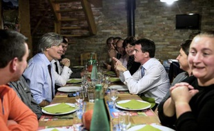 Le ministre de l'Agriculture Stéphane Le Foll et le Premier ministre Manuel Valls lors d'une dîner avec des agriculteurs le 16 octobre 2014 au gîte Le Moulin à La Compôte (Savoie)