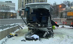 Le bus accidenté ce dimanche sur l'A3 à Zurich.