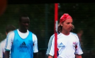 Capture d'écran d'ITélé, montrant Pierre Sarkozy à l'entraînement des joueurs de football de Lyon.