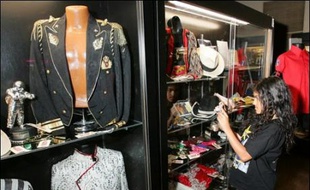 Des costumes de Michael Jackson se sont vendus plus de 15.000 dollars mercredi lors d'enchères consacrées à l'ex-"roi de la pop" et de sa famille à Las Vegas (Nevada, ouest), d'autres objets partant pour seulement quelques centaines de dollars.