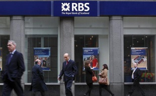 Le directeur général de la banque britannique Royal Bank of Scotland (RBS) a annoncé vendredi qu'il renoncerait à recevoir un bonus pour cette année, tirant les conséquences d'un énorme bug informatique qui depuis plus d'une semaine a pénalisé des millions de clients.