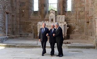 François Hollande, le président allemand Joachim Gauck et Robert Hebras, l’un des trois rescapés du massacre d’Ouradour-sur-Glane, le 3 septembre 2013, dans l’église de la ville pour une cérémonie en hommage au 642 morts.