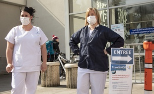 Devant l'hôpital Roger Salengro à Lille, le 27 mars 2020.