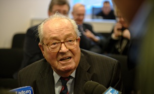 Jean-Marie Le Pen, ancien président du FN, à Nanterre le 5 janvier 2012