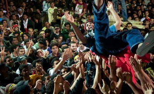 Des opposants au régime célèbrent la libération d'un des leurs gracié par le roi Hamad ben Issa el-Khalifa, Manama, Bahrein, le 23 février 2011.