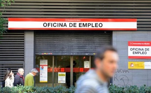 Face à un chômage touchant un actif sur quatre en Espagne, ceux qui travaillent ne sont pas épargnés et doivent accepter des salaires toujours plus bas, un processus synonyme de gain de compétitivité mais douloureux socialement.