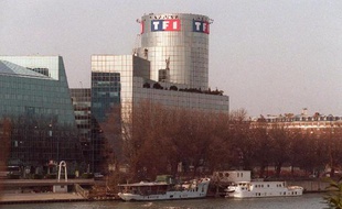 Le siège de TF1 à Boulogne-Billancourt, au bord de la Seine, en 2000