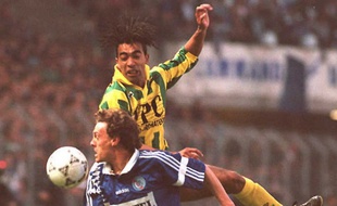 Yvon Pouliquen à la lutte avec Patrice Loko lors de Strasbourg-Nantes (2-0), le 15 avril 1995.