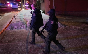La police canadienne près de la mosquée où a eu lieu une fusillade dimanche 29 janvier 2017 à Québec.