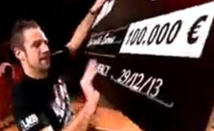 Thomas, le gagnant d'un chèque de 100.000 euros après un panier du milieu du terrain lors du All Star Game de Pro A, le 29 décembre 2013, à Paris.