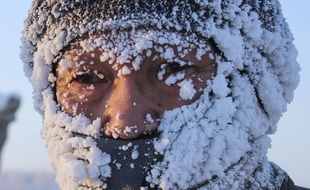 Un marathonien a le visage incrusté de glace après avoir bravé les vents hivernaux lors de la course la plus froide du monde à Oymyakon en Russie.