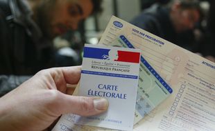 Dans un commissariat, des électeurs en train de faire une procuration de vote.