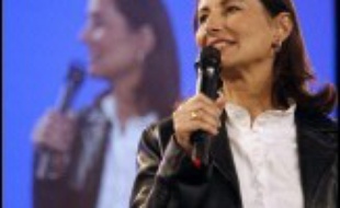 Ségolène Royal multiplie les attaques contre Nicolas Sarkozy pour combler son retard sur le ministre-candidat dans les sondages d'intentions de vote, tout en se démarquant du PS par ses propositions pour 2007.