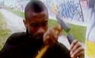 Salomon Kalou s'en prend au mur de Berlin dans un reportage de la télévision allemande.