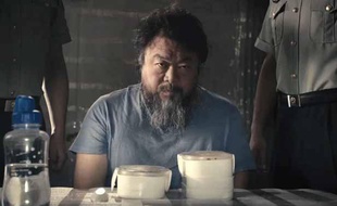 Le dissident chinois Ai Weiwei dans un clip, diffusé le 22 mai 2013.
