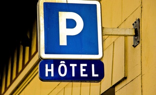 Panneau de signalisation d'un hôtel. (Illustration).