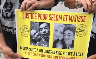 Des affiches en mémoire des deux jeunes hommes sont placardées chaque mois dans les rues de Lille.