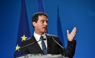 Le Premier ministre Manuel Valls, le 16 janvier 2016 à l'usine Lesieur à Bassens (Gironde).