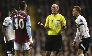 Mike Dean ne devrait pas arbitrer les Spurs