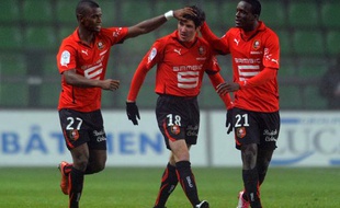 Abdoul Razzagui et Victor Hugo Montano félicitent Fabien Lemoine, auteur d'une passe décisive pour son retour en Ligue 1, le 18 décembre 2010.