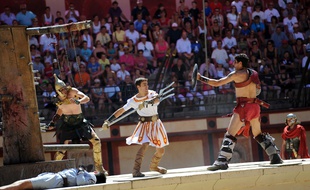 Le Signe du triomphe, spectacle de gladiateurs et de chars dans une arène, est l'un des spectacles phares du Puy du Fou.