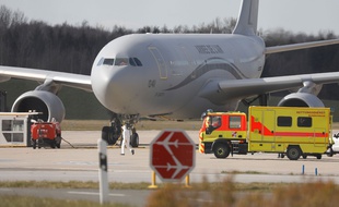 Transfert en Allemagne de malades du coronavirus en Airbus A330 de l'armée, le 31 mars 2020.