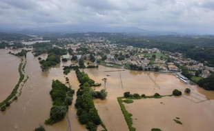 Photo aérienne des inondations à Ustaritz dans le sud-ouest de la France, le 4 juillet 2014, après de lourdes précipitations