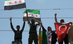 Des tirs des forces de sécurités syriennes ont atteint dans la nuit de mardi à mercredi un camp de préfabriqués en Turquie situé juste à la frontière syrienne et abritant des réfugés syriens, ont rapporté les médias turcs.