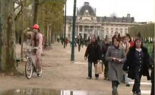 Matthieu Hernandez a relevé le défi: traverser à Paris à poil en Vélib'