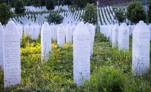 Les tombes au cimetière de Srebrenica. Illustration du 20e anniversaire du génocide de Srebrenica.