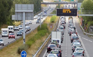Longue file d'automobiles sur la route des vacances