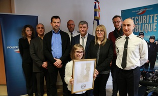 Les descendants de Jean Soulagnes, au centre, entourés des enquêteurs de la sécurité publique 13.