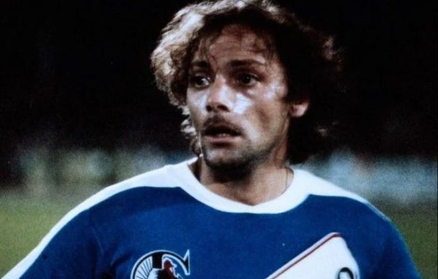Mythique. François Perrin (Patrick Dewaere) est ailier droit dans l’équipe de Trincamp. Après un coup de gueule, il est renvoyé du terrain et perd son emploi. Perrin est, dans le même temps, accusé d’un viol qu’il n’a pas commis. Mais son club doit jouer en coupe de France et ne peut pas se passer de lui.