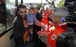 Les premiers réfugiés ramenés d'Allemagne accueillis par le président de la Croix Rouge Jean-Jacques Eledjam (CC) le 9 septembre 2015 à Champagne-sur-Seine