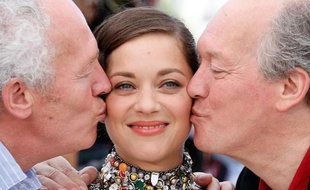 Les frères Luc (d) et Jean-Pierre (g) Dardenne ont choisi Marion Cotillard pour jouer dans "Deux jours, une nuit", présenté mardi 20 mai 2014 à Cannes: "un coup de foudre cinématographique" disent-ils