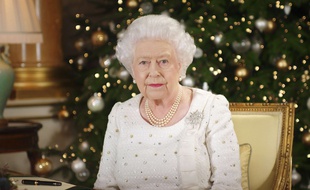 Elizabeth II à Buckingham Palace pour son traditionnel message de Noël, le 25 décembre 2017.