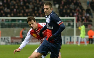 L'attaquant du PSG, Jérémy Ménez (en bleu) lors d'un match des parisiens en L1 à Reims, le 22 novembre 2013.