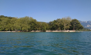 Illustration de baignade dans un lac près de Lyon.