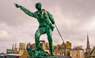 La statue du corsaire Robert Surcouf à Saint-Malo.