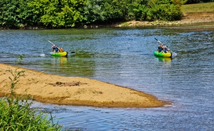 illustration de personnes pratiquant le canoë sur une rivière .