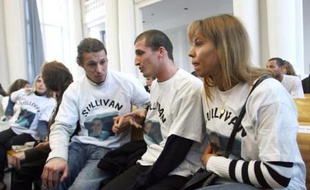 Sur les bancs de la partie civile, la famille et leurs soutiens, nombreux, portent tous un t-shirt à l’effigie de Sullivan.