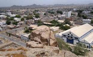 Un attentat suicide a ensanglanté la ville de Jaar quelques jours après une attaque contre l'armée, faisant craindre un retour d'Al-Qaïda dans les centres urbains du sud du Yémen où un déploiement des forces de sécurité se fait attendre.