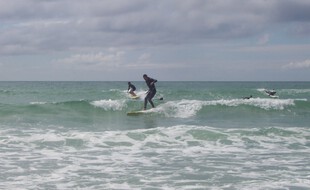 Un surfeur sur la pointe de la Torche dans le Finistère.