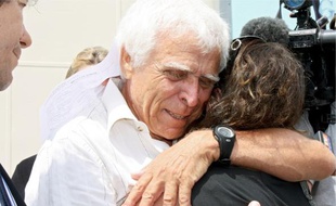 Accueilli à sa sortie par ses proches dont sa femme, son frère, sa belle-soeur et deux de ses petits-enfants, Christian Iacono enlacera longuement sa fille, Cécile.