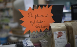 Une note indiquant la rupture de stocks de gels hydroalcooliques dans une pharmacie de Marseille.