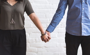 Illustration d'un homme et d'une femme qui se tiennent la main.