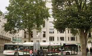Le corps était étendu à un arrêt de bus (illustration).