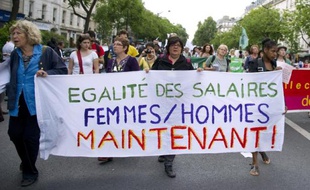 Des femmes portent une banderole en faveur de l'égalité salariale hommes-femmes dans le défilé du 1er mai à Paris le 1er mai 2011